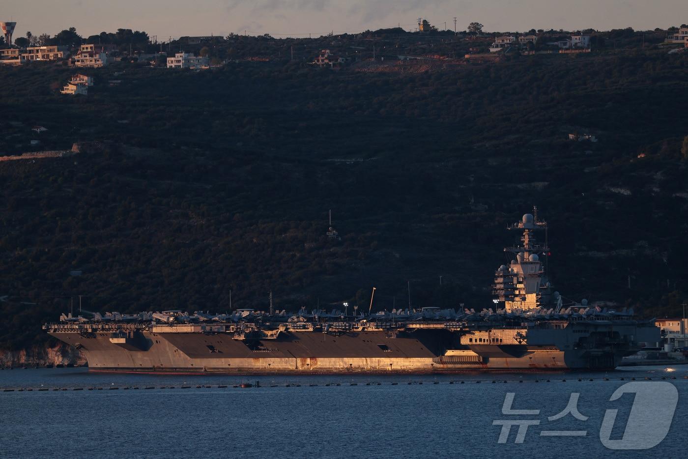 본문 이미지 - 23일(현지시간) 그리스 크레타섬 수다만 미 해군 기지에 정박한 USS 제럴드 R. 포드 항공모함 위에 항공기들이 배치돼 있다. 2026.02.23. ⓒ 로이터=뉴스1