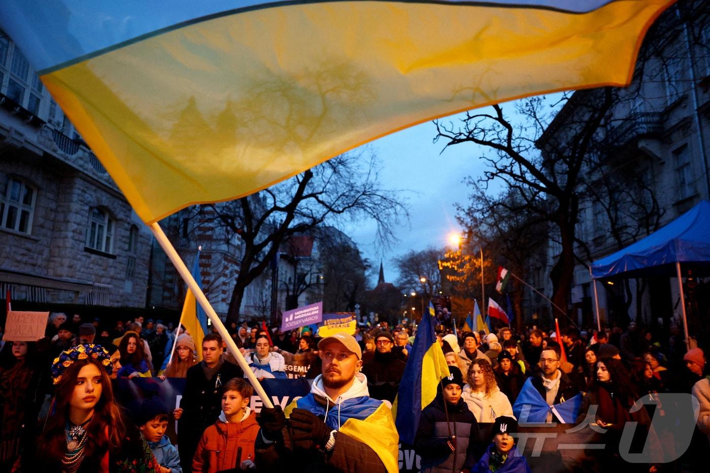 본문 이미지 - 22일(현지시간) 헝가리 부다페스트에서 러시아의 우크라이나 전면 침공 4주년을 맞아 연대 행진이 열렸다. 2026. 02. 22. ⓒ 로이터=뉴스1