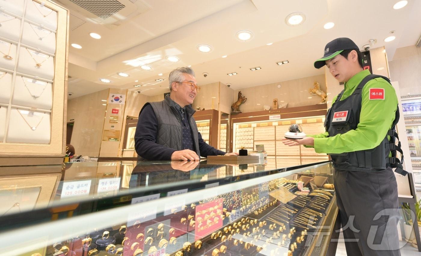 본문 이미지 - 보안업체 에스원 직원이 귀금속점 점주에게 맞춤형 AI 보안 설루션을 설명하고 있다. 2026.02.24(에스원 제공) ⓒ 뉴스1 김민수 기자