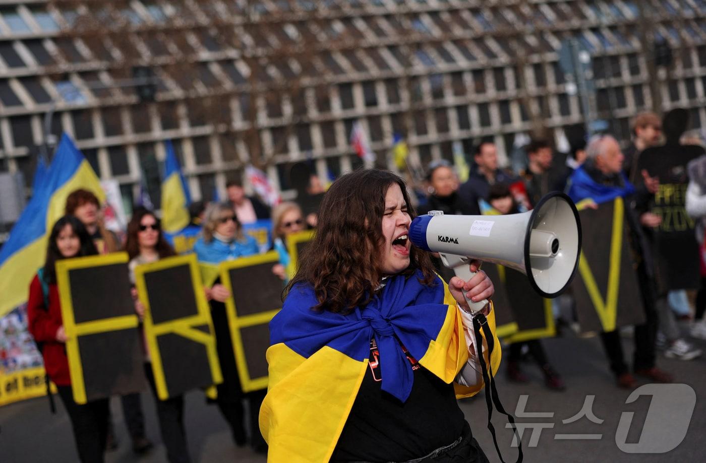 본문 이미지 - 22일(현지시간) 러시아의 우크라이나 침공 4주년을 맞아 이탈리아 밀라노에서 친우크라이나 집회가 열렸다. 2026. 02. 22. ⓒ 로이터=뉴스1 ⓒ 로이터=뉴스1