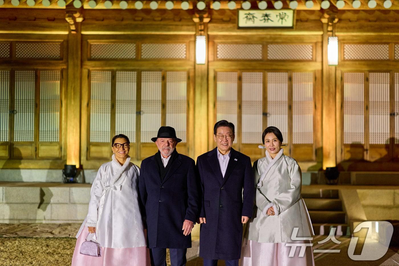 본문 이미지 - 이재명 대통령과 루이스 이나시우 룰라 다시우바 브라질 대통령이 23일 청와대 상춘재에서 기념촬영을 하고 있다. 왼쪽부터 룰라 대통령 부인 호잔젤라 다시우바 여사, 룰라 대통령, 이 대통령, 김혜경 여사. (청와대 제공. 재판매 및 DB 금지) 2026.2.24 ⓒ 뉴스1 이재명 기자