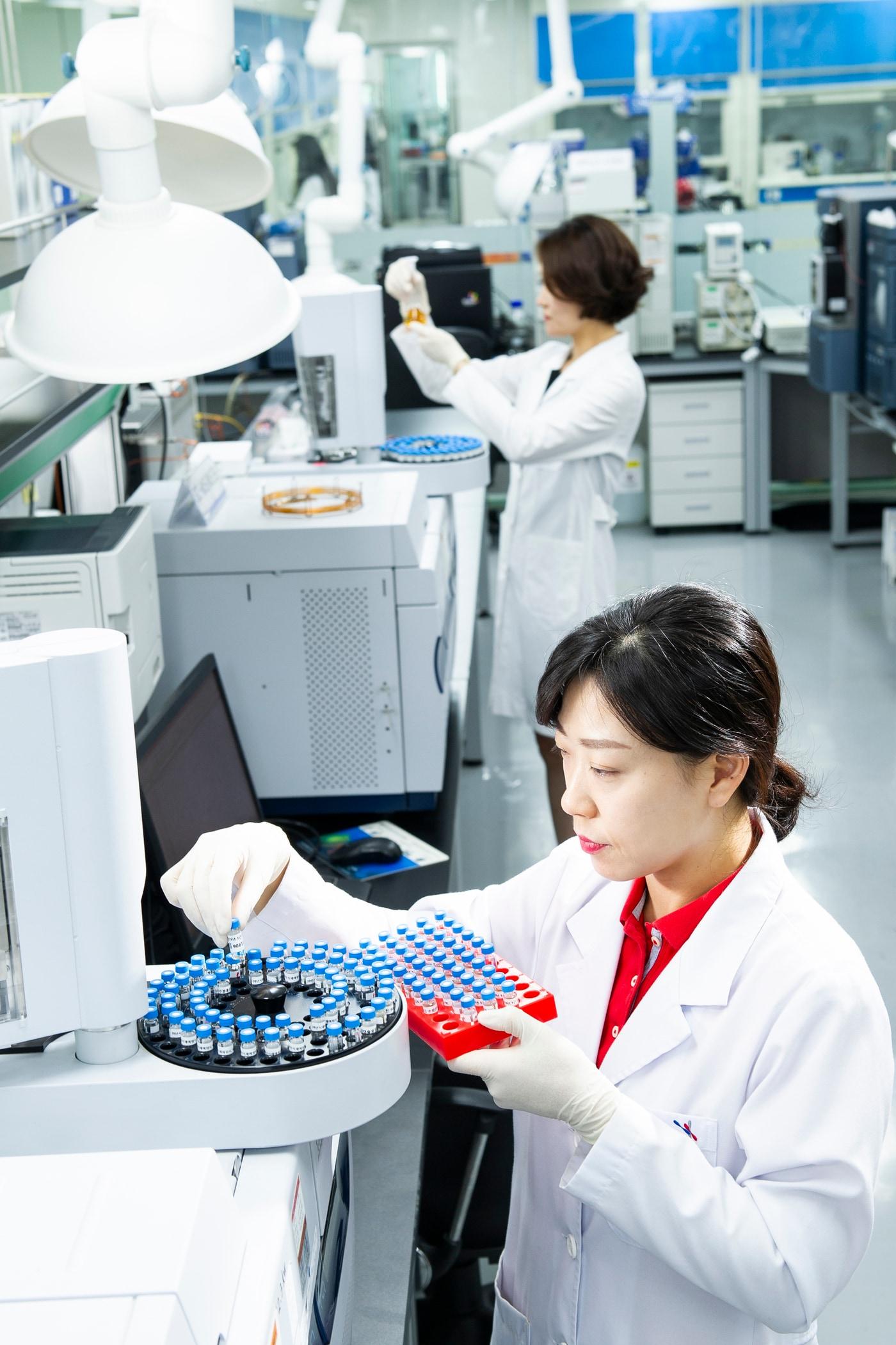 본문 이미지 - KGC인삼공사 연구원이 성분을 분석하는 모습.(KGC인삼공사 제공)