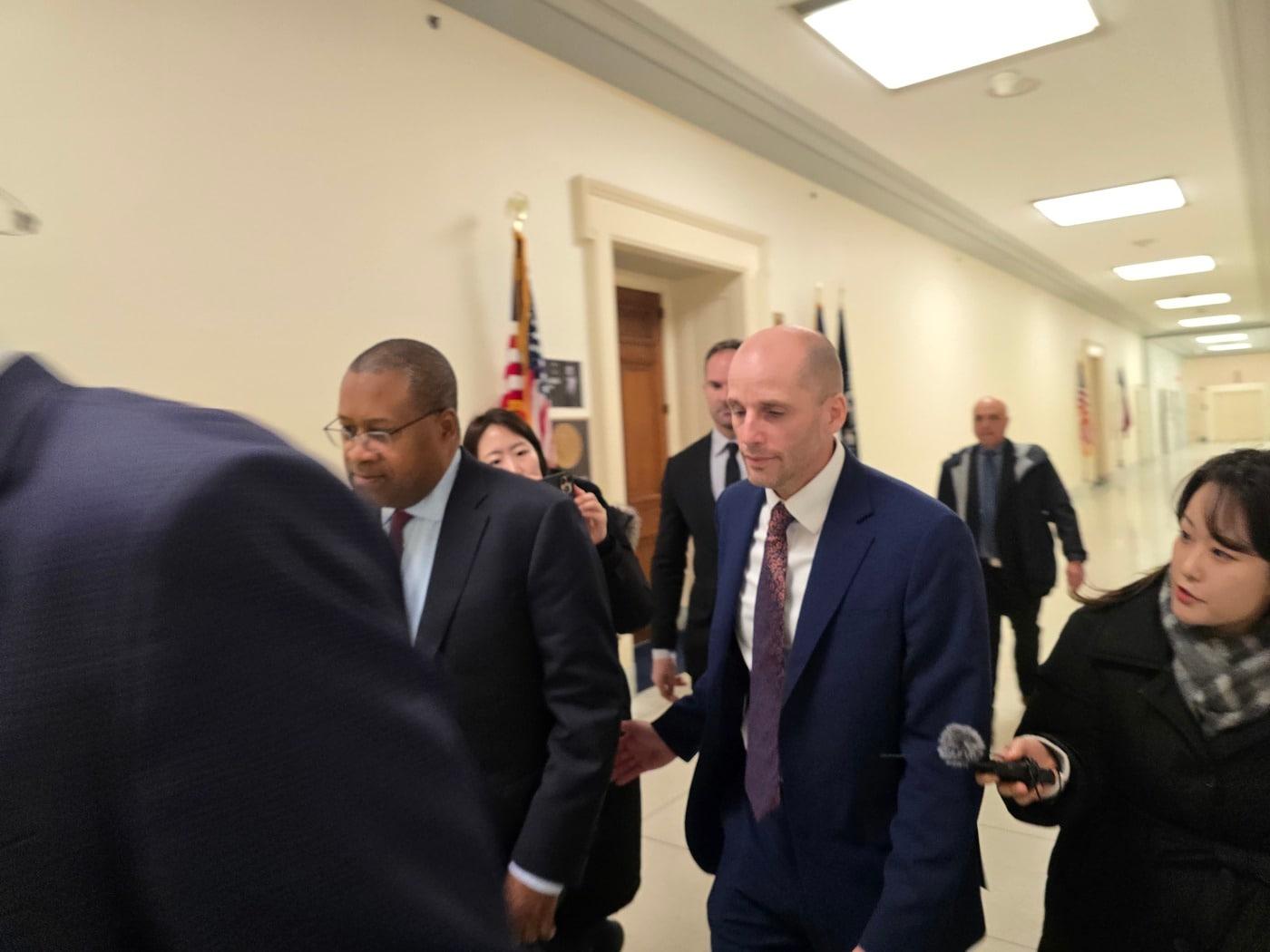 본문 이미지 - 해롤드 로저스 한국 쿠팡 임시대표가 23일(현지시간) 미국 워싱턴DC 연방 의회 의사당에 위치한 레이번 빌딩 하원 법사위 회의장에 증언하기 위해 들어서고 있다. 2026.02.23. ⓒ 뉴스1 류정민 특파원 