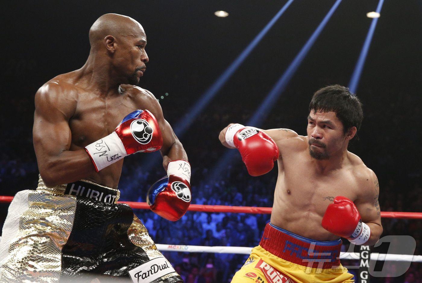 본문 이미지 - 2015년 열린 메이웨더(왼쪽)와 파키아오(오른쪽)의 맞대결. ⓒ AFP=뉴스1