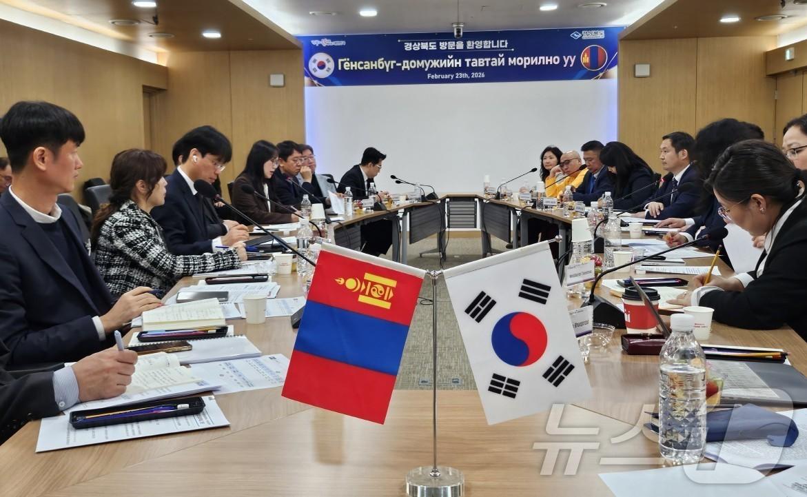 본문 이미지 - 경북도는 24일 몽골 교육부와 몽골국립의과대학교 관계자들이 도를 방문해 전통의학과 K-뷰티 등 보건의료 분야 교류·협력 방안을 논의했다. /뉴스1