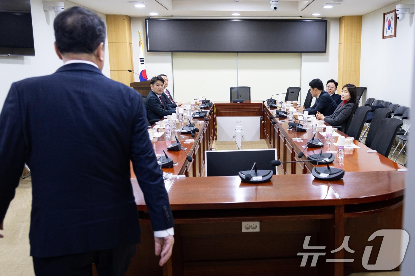 본문 이미지 - 국민의힘 당내 개혁·소장파 의원모임인 '대안과미래' 의원들이 24일 서울 여의도 국회 의원회관에서 열린 정기 조찬모임에서 대화를 나누고 있다. 2026.2.24 ⓒ 뉴스1 유승관 기자