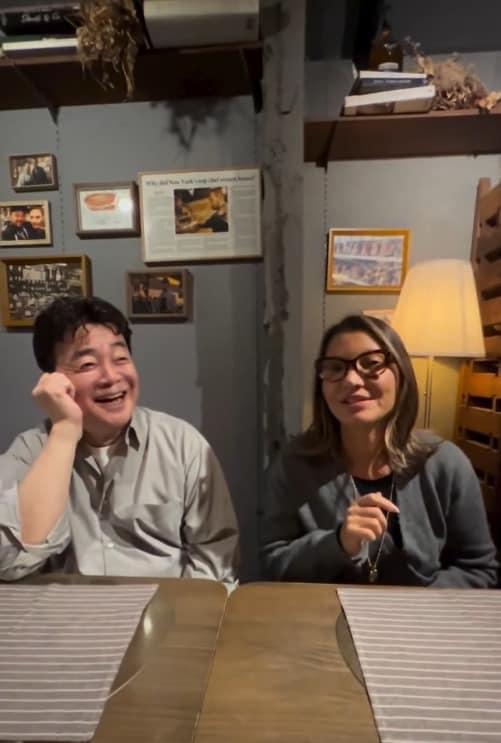 본문 이미지 - 백종원 더본코리아 대표와 잔자 룰라 다 시우바 영부인이 기념 촬영을 하는 모습.(잔자 룰라 다 시우바 영부인 SNS 갈무리)