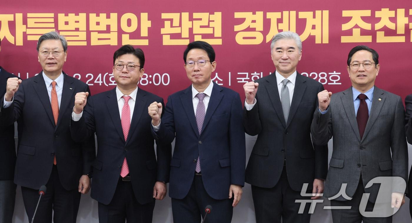 본문 이미지 - 김상훈 대미투자특별법처리를위한특별위원회 위원장이 24일 서울 여의도 국회에서 열린 국민의힘 대미투자특별법안 관련 경제계 조찬간담회에서 참석자들과 기념 촬영을 하고 있다. 2026.2.24 ⓒ 뉴스1 신웅수 기자