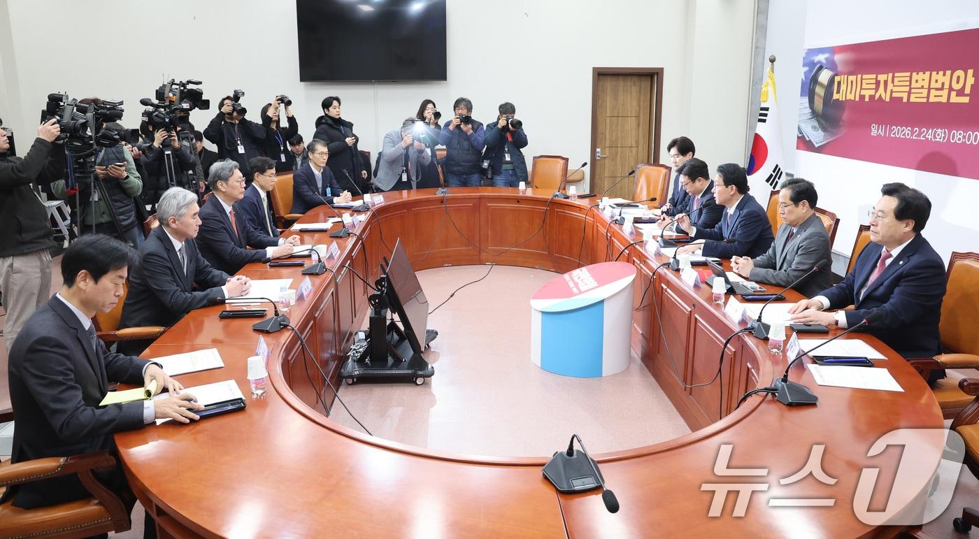 본문 이미지 - 김상훈 대미투자특별법처리를위한특별위원회 위원장이 24일 서울 여의도 국회에서 열린 국민의힘 대미투자특별법안 관련 경제계 조찬간담회에서 발언하고 있다. 2026.2.24 ⓒ 뉴스1 신웅수 기자