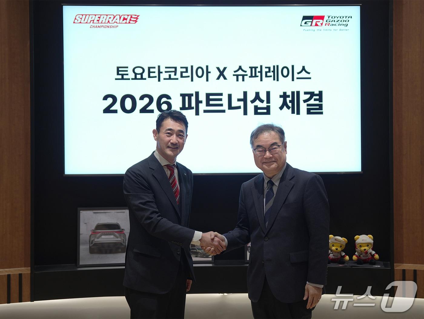 본문 이미지 - 토요타코리아가 '슈퍼레이스 챔피언십'과 2026 시즌 공식 후원 협약을 체결하고 기념 촬영을 진행한 모습(토요타코리아 제공)