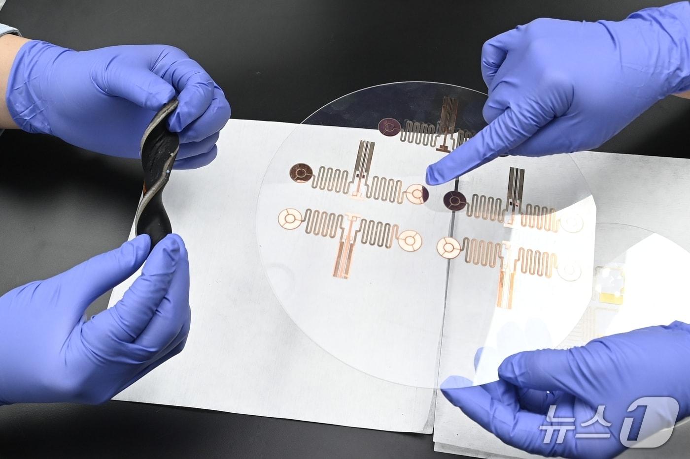 본문 이미지 - 인시튜 공정 기반으로 제작한 전자피부(ETRI 제공) /뉴스1