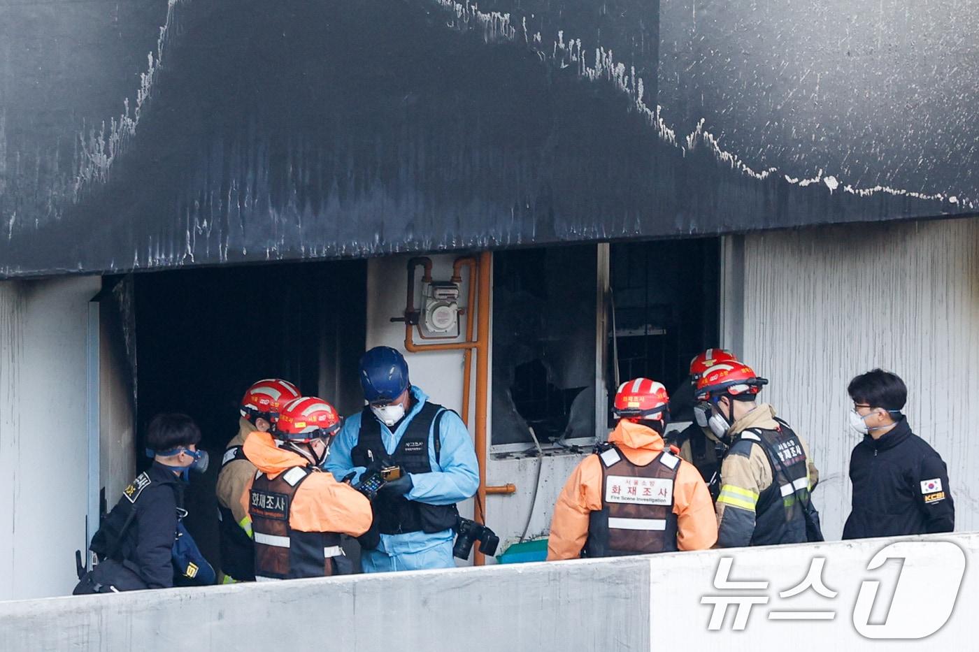 본문 이미지 - 24일 오전 서울 강남구 은마아파트에서 경찰, 소방 관계자들이 화재 원인 조사를 위해 합동 감식을 하고 있다. 소방당국에 따르면 이날 오전 6시 18분쯤 발생한 화재로 10대 여성 1명이 숨지고 3명이 다쳤다. 2026.2.24 ⓒ 뉴스1 안은나 기자