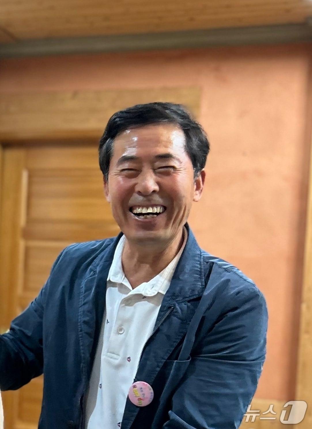 본문 이미지 - 업무 중 쓰러진 60대 가장이 끝내 의식을 회복하지 못한 채 뇌사 장기기증으로 2명을 살린 뒤 세상을 떠났다. 사진은 기증자 이원희 씨.(66)(한국장기조직기증원 제공)