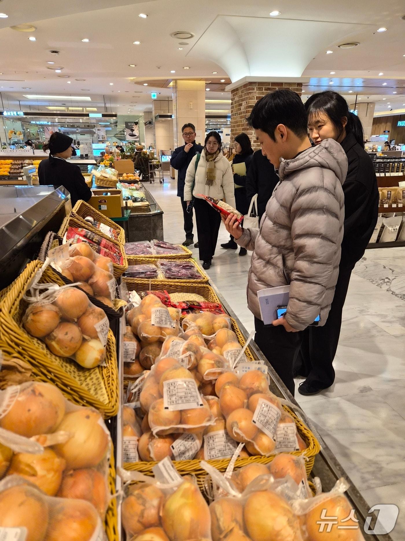 본문 이미지 - 국립농산물품질관리원은 지난 설 명절 선물·제수용 농식품을 중심으로 원산지표시 일제 점검을 벌여 위반업체 470개소(품목 522건)를 적발했다고 24일 밝혔다. 사진은 단속반이 현장 단속을 하고 있는 모습.(농관원 제공) ⓒ 뉴스1