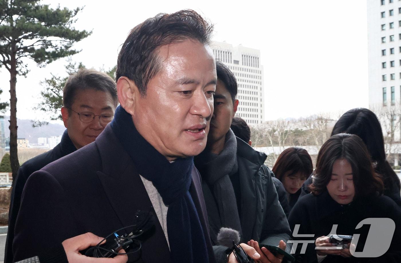 본문 이미지 - 임종성 전 더불어민주당 의원(오른쪽)이 24일 오전 서울 서초구 서울고등법원에 마련된 정교유착 검경 합동수사본부에 조사를 위해 출석하고 있다. 2026.2.24 ⓒ 뉴스1 최지환 기자