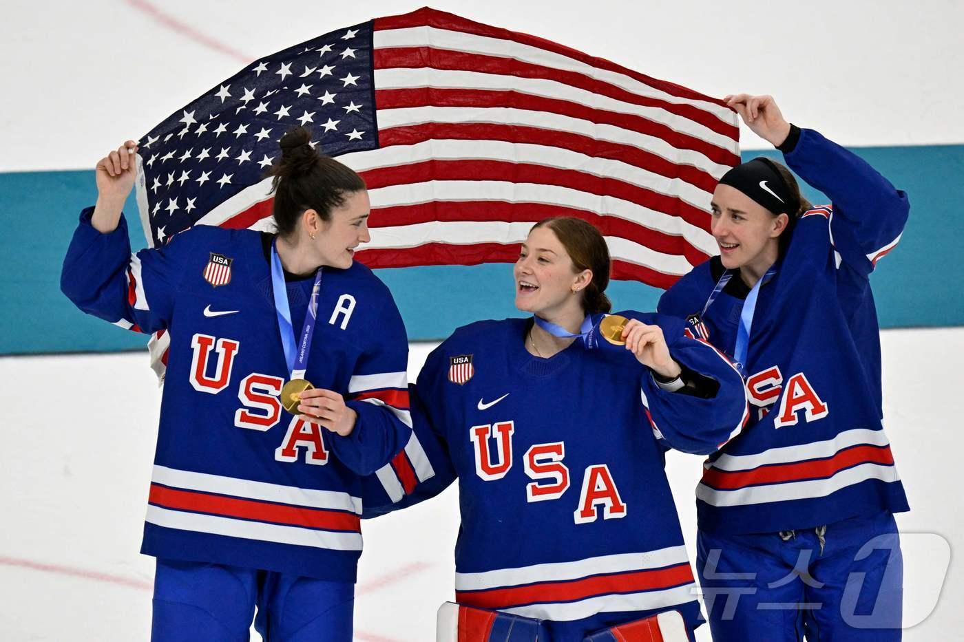 본문 이미지 - 2026 밀라노·코르티나담페초 동계 올림픽 여자 아이스하키 금메달을 획득한 미국 대표팀. ⓒ AFP=뉴스1
