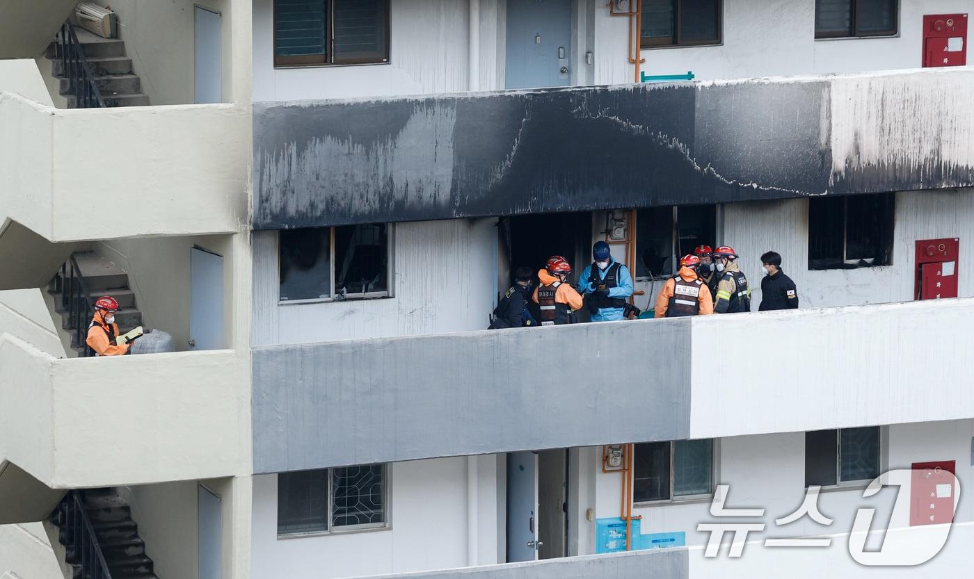 본문 이미지 - 24일 오전 서울 강남구 은마아파트에서 경찰, 소방 관계자들이 화재 원인 조사를 위해 합동 감식을 하고 있다. 소방당국에 따르면 이날 오전 6시 18분쯤 발생한 화재로 10대 여성 1명이 숨지고 3명이 다쳤다. 2026.2.24 ⓒ 뉴스1 안은나 기자