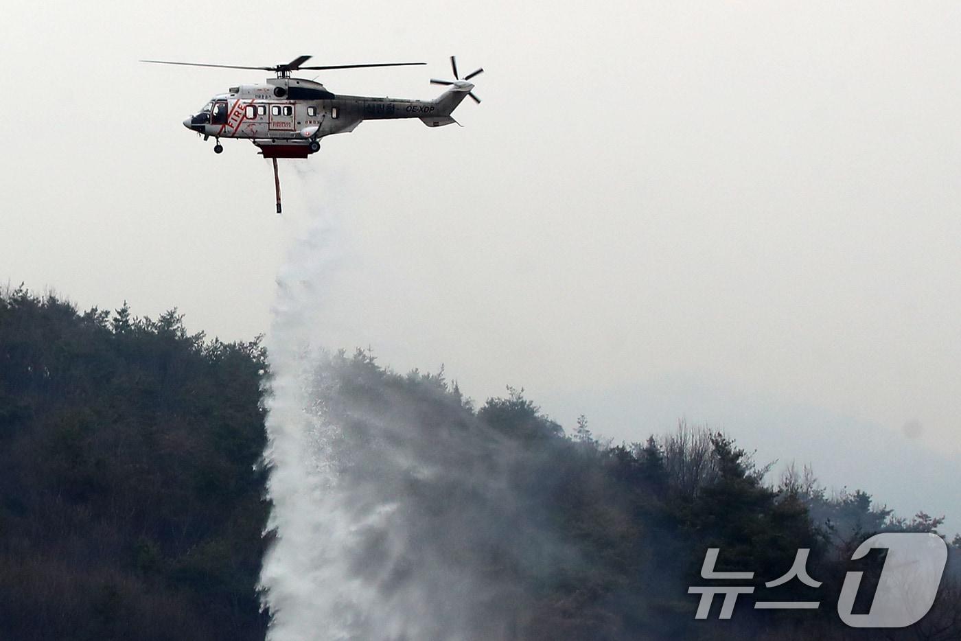 본문 이미지 - 경남 밀양 산불 이틀째인 24일 오전 삼랑진읍 검세리 산불 현장에서 산림청 산불진화 헬기가 산불에 검게 그을려 있다. 2026.2.24 ⓒ 뉴스1 윤일지 기자