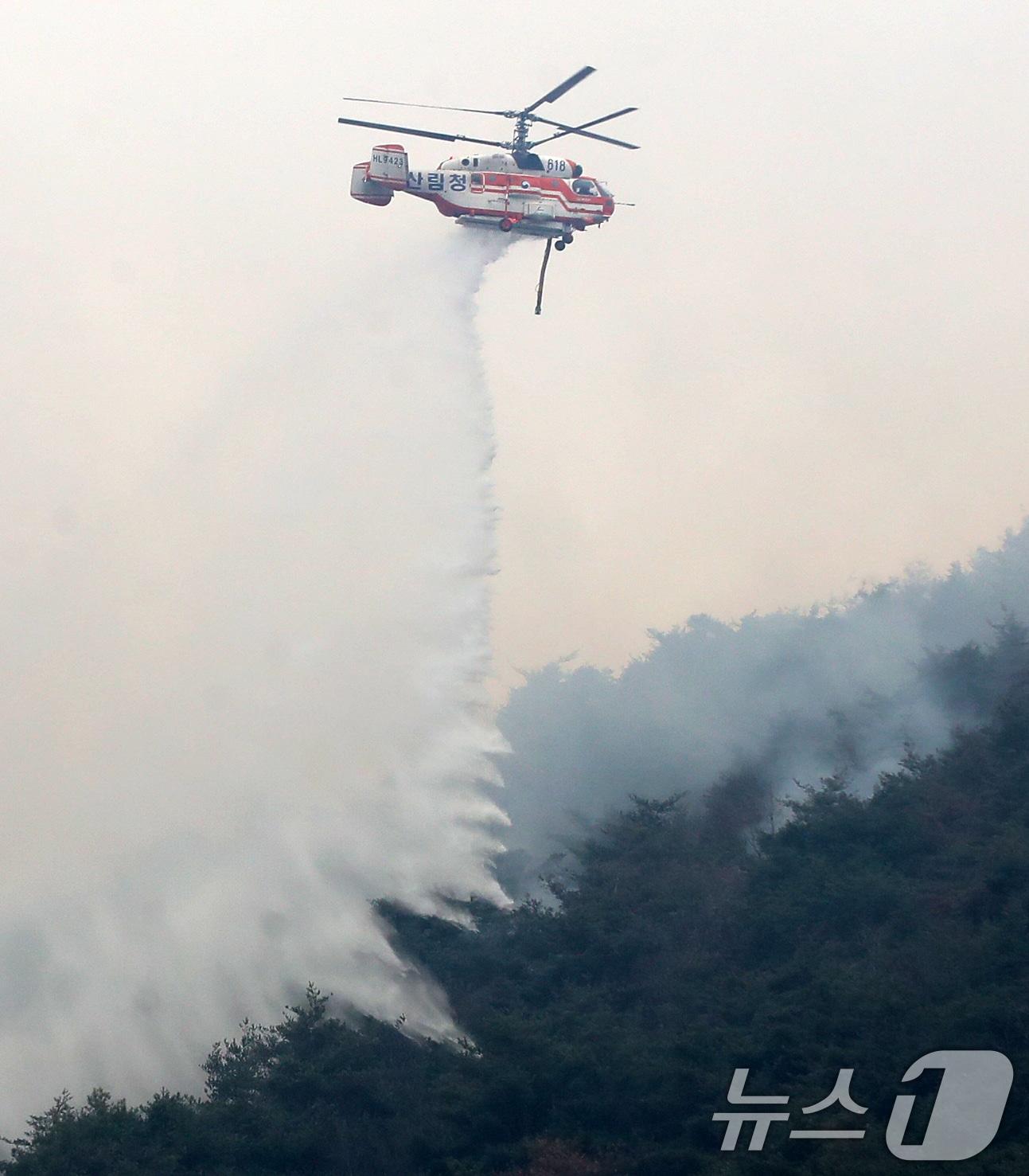 본문 이미지 - 산불진화 헬기(뉴스1 사진 자료). 2026.2.24 ⓒ 뉴스1 