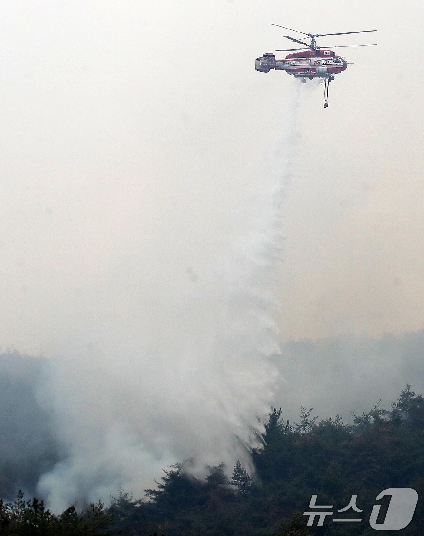 본문 이미지 - 산불진화 헬기가 진화 작업을 벌이고 있다.(뉴스1 사진자료) 2026.2.24 ⓒ 뉴스1