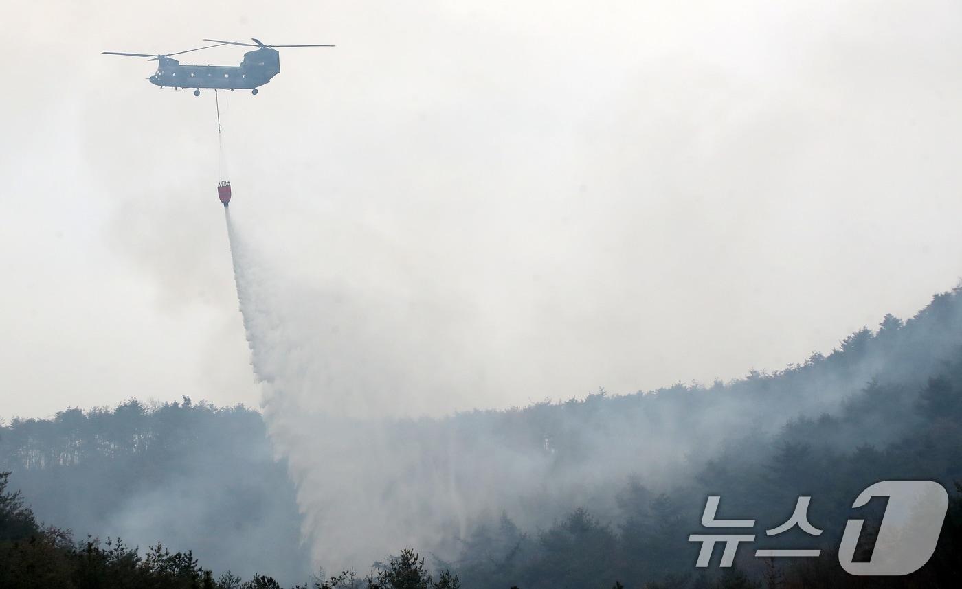 본문 이미지 - 경남 밀양 산불 이틀째인 24일 오전 삼랑진읍 검세리 산불 현장에서 육군 치누크 헬기(CH-47)가 진화 작업을 벌이고 있다. 2026.2.24 ⓒ 뉴스1 윤일지 기자