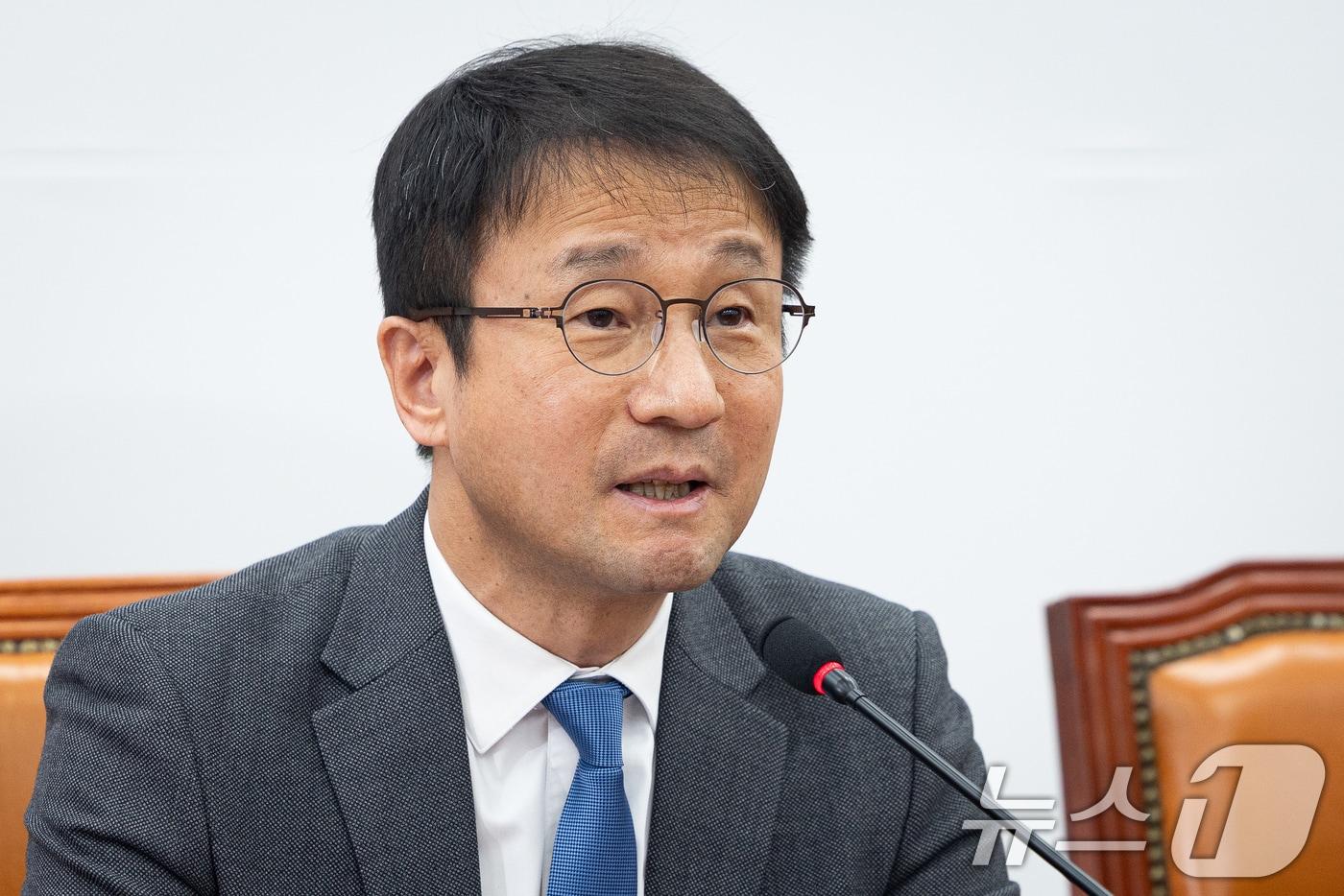 본문 이미지 - 한병도 더불어민주당 원내대표가 지난 24일 서울 여의도 국회에서 열린 원내대책회의에서 모두 발언을 하고 있다. 2026.2.24 ⓒ 뉴스1 유승관 기자