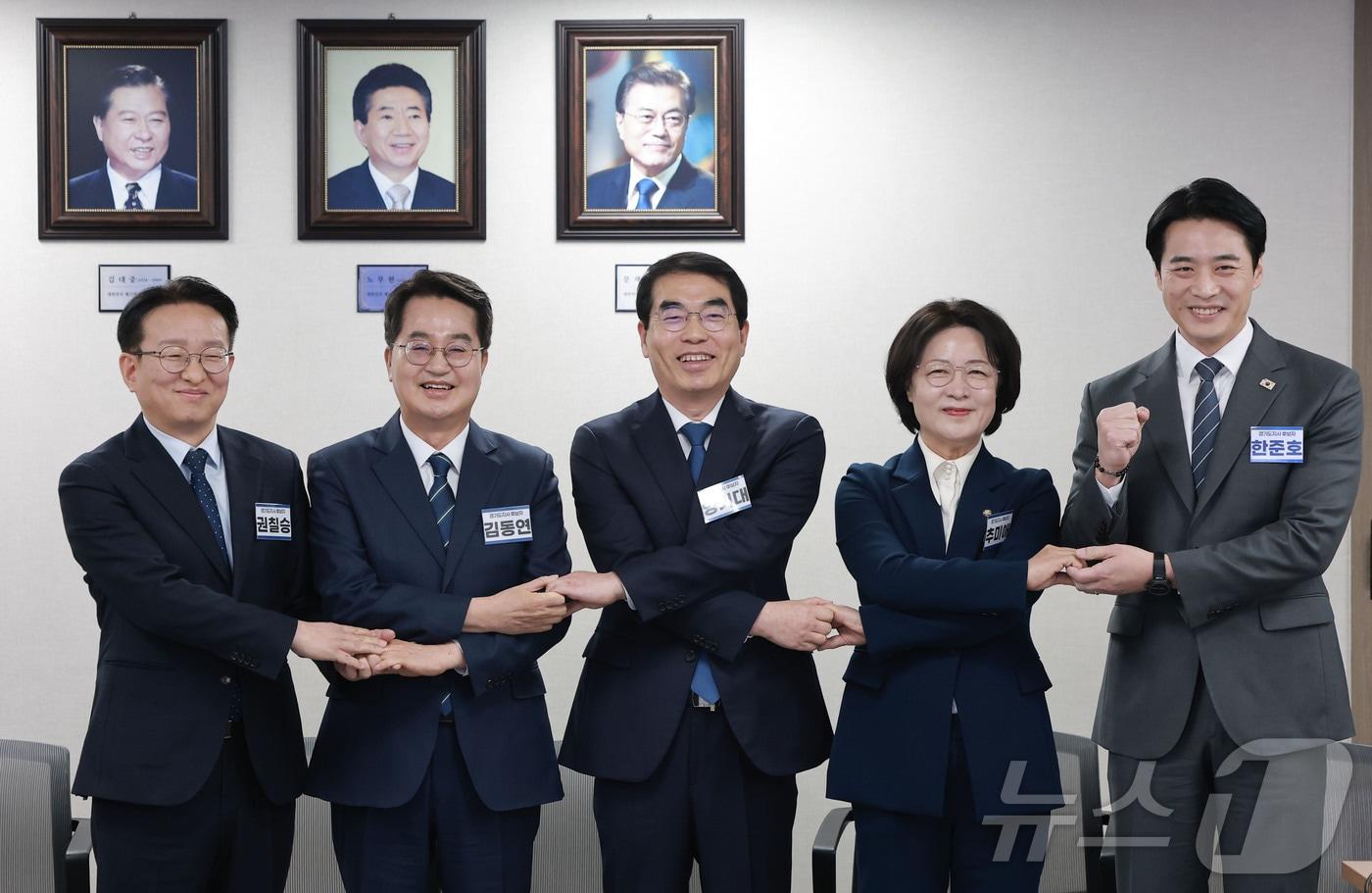 본문 이미지 - 6·3 지방선거 경기도지사에 도전하는 더불어민주당 예비후보들이 24일 서울 영등포구 여의도 더불어민주당 중앙당사에서 열린 광역단체장 후보 면접에서 기념촬영하고 있다. 왼쪽부터 권칠승 더불어민주당 의원, 김동연 경기도지사, 양기대 전 더불어민주당 의원, 추미애·한준호 더불어민주당 의원. (공동취재) 2026.2.24 ⓒ 뉴스1 이광호 기자