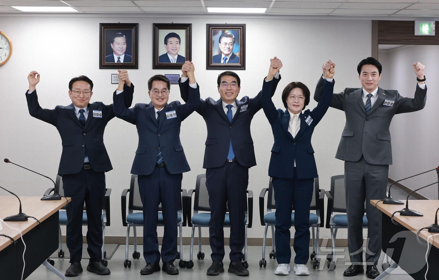 본문 이미지 - 6·3 지방선거 경기도지사에 도전하는 더불어민주당 예비후보들이 24일 서울 영등포구 여의도 더불어민주당 중앙당사에서 열린 광역단체장 후보 면접에서 기념 촬영하고 있다. 왼쪽부터 권칠승 더불어민주당 의원, 김동연 경기도지사, 양기대 전 더불어민주당 의원, 추미애·한준호 더불어민주당 의원. (공동취재) 2026.2.24 ⓒ 뉴스1 이광호 기자