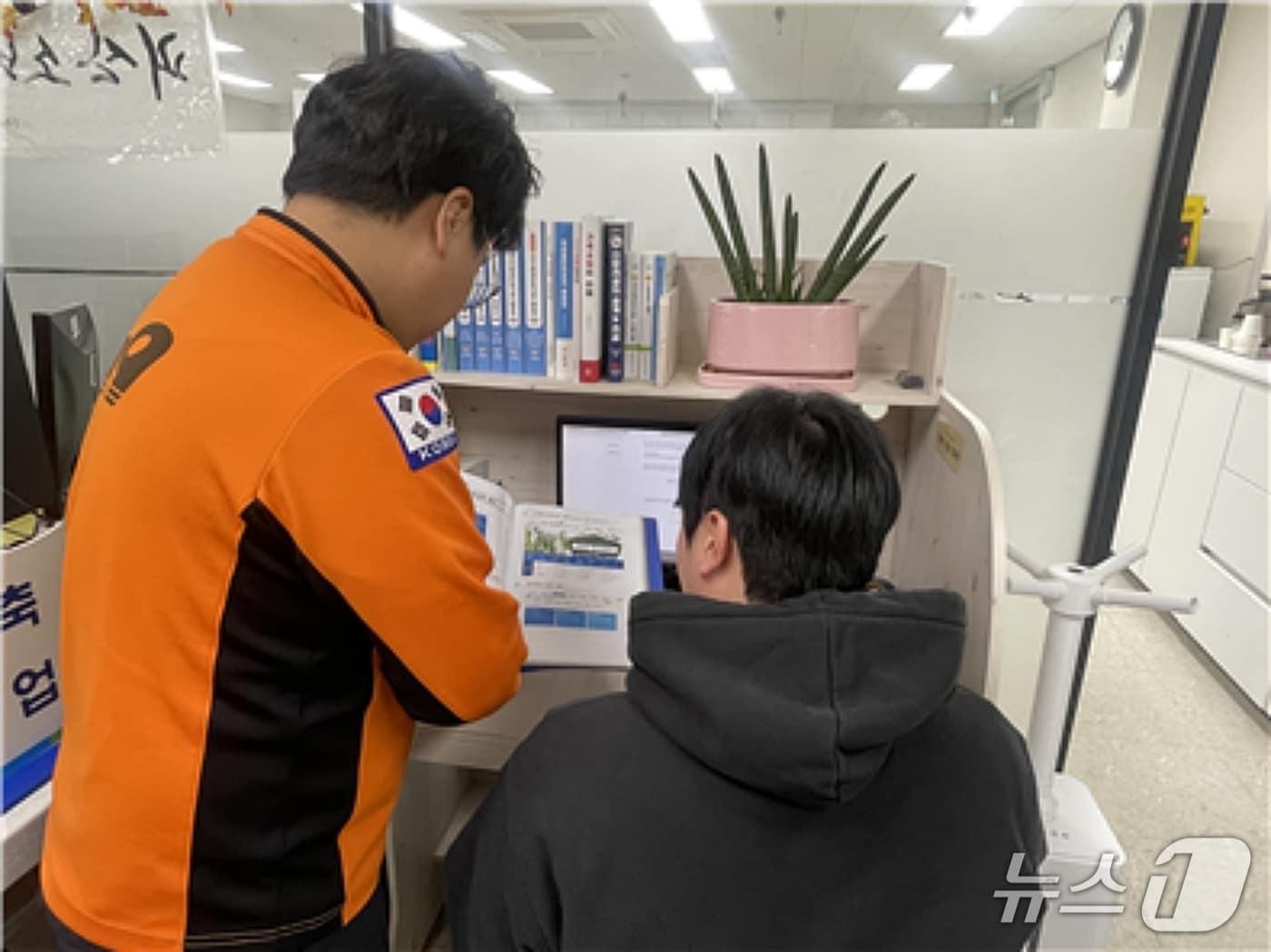 본문 이미지 - 충북 괴산소방서 다중이용업소 관계자 보수교육 현장지원 모습.(괴산소방서 제공, 재판매 및 DB금지)/뉴스1