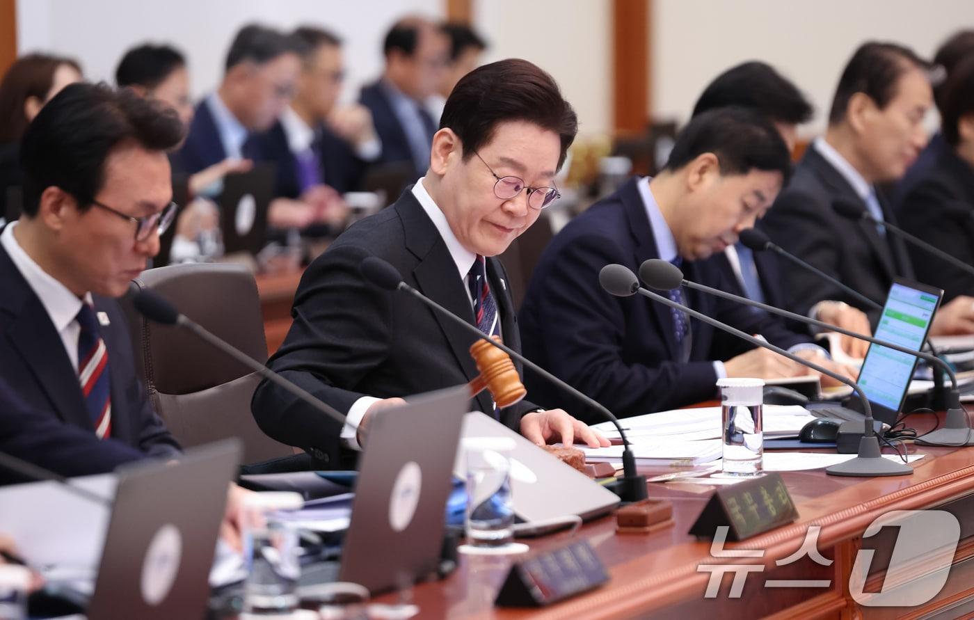 본문 이미지 - 이재명 대통령이 24일 청와대에서 열린 국무회의에서 의사봉을 두드리고 있다. 2026.2.24 ⓒ 뉴스1 허경 기자