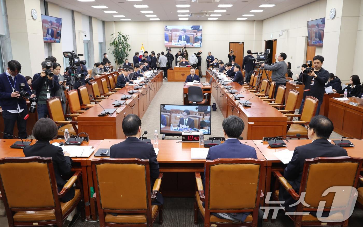 본문 이미지 - 24일 서울 여의도 국회 대미투자특별법 처리를 위한 특별위원회에서 한미 전략적 투자 관리를 위한 특별법안 제정에 관한 공청회가 열리고 있다. 2026.2.24 ⓒ 뉴스1 신웅수 기자