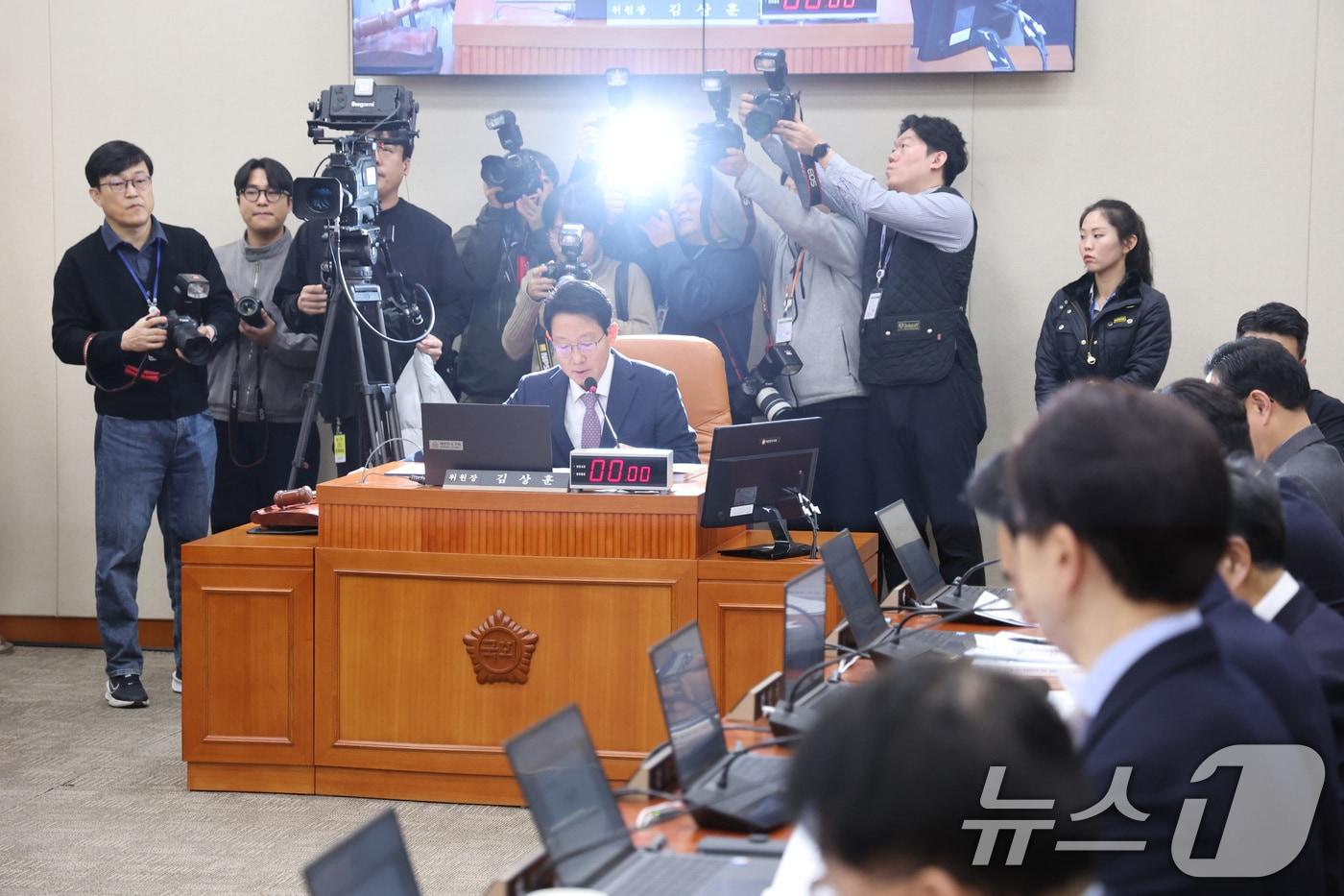 본문 이미지 - 김상훈 위원장이 24일 서울 여의도 국회에서 열린 대미투자특별법 처리를 위한 특별위원회에서 안건을 상정하고 있다. 2026.2.24 ⓒ 뉴스1 신웅수 기자