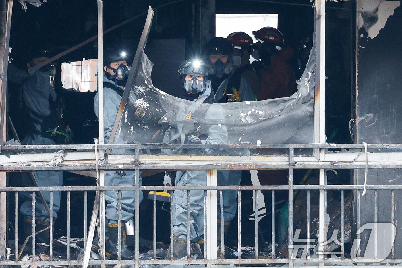 본문 이미지 - 24일 오전 서울 강남구 은마아파트에서 경찰, 소방 관계자들이 화재 원인 조사를 위해 합동 감식을 하고 있다. 소방당국에 따르면 이날 오전 6시 18분쯤 발생한 화재로 10대 여성 1명이 숨지고 3명이 다쳤다. 2026.2.24 ⓒ 뉴스1 안은나 기자