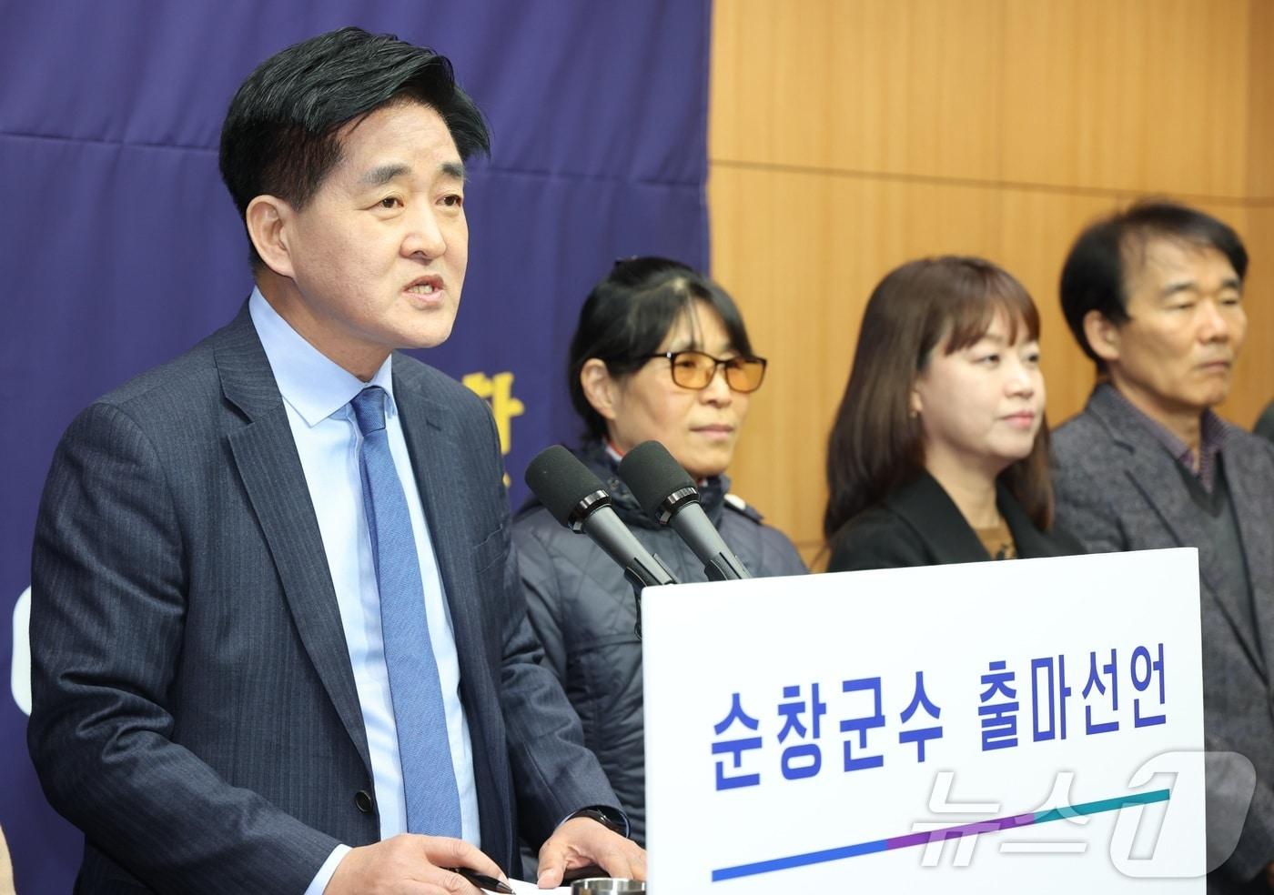 본문 이미지 - 임종철 전 농협손해보험 부사장이 24일 전북 전주시 전북특별자치도의회에서 기자회견을 열고 순창군수 출마 선언을 하고 있다. ⓒ 뉴스1 유경석 기자