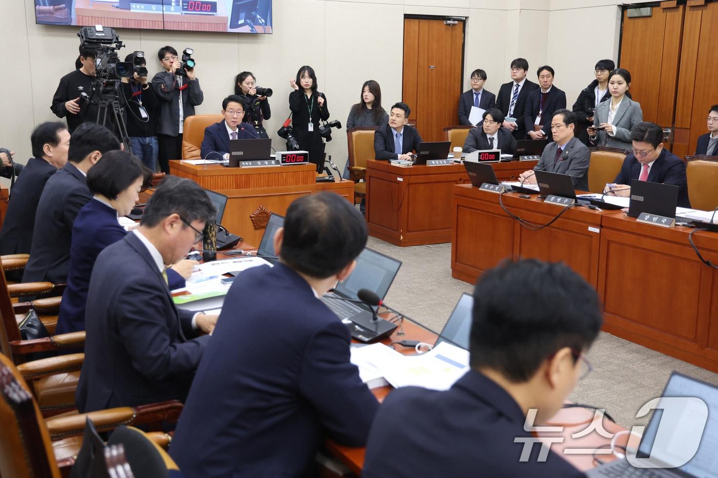 본문 이미지 - 김상훈 위원장이 24일 서울 여의도 국회에서 열린 대미투자특별법 처리를 위한 특별위원회에서 발언하고 있다. 2026.2.24 ⓒ 뉴스1 신웅수 기자
