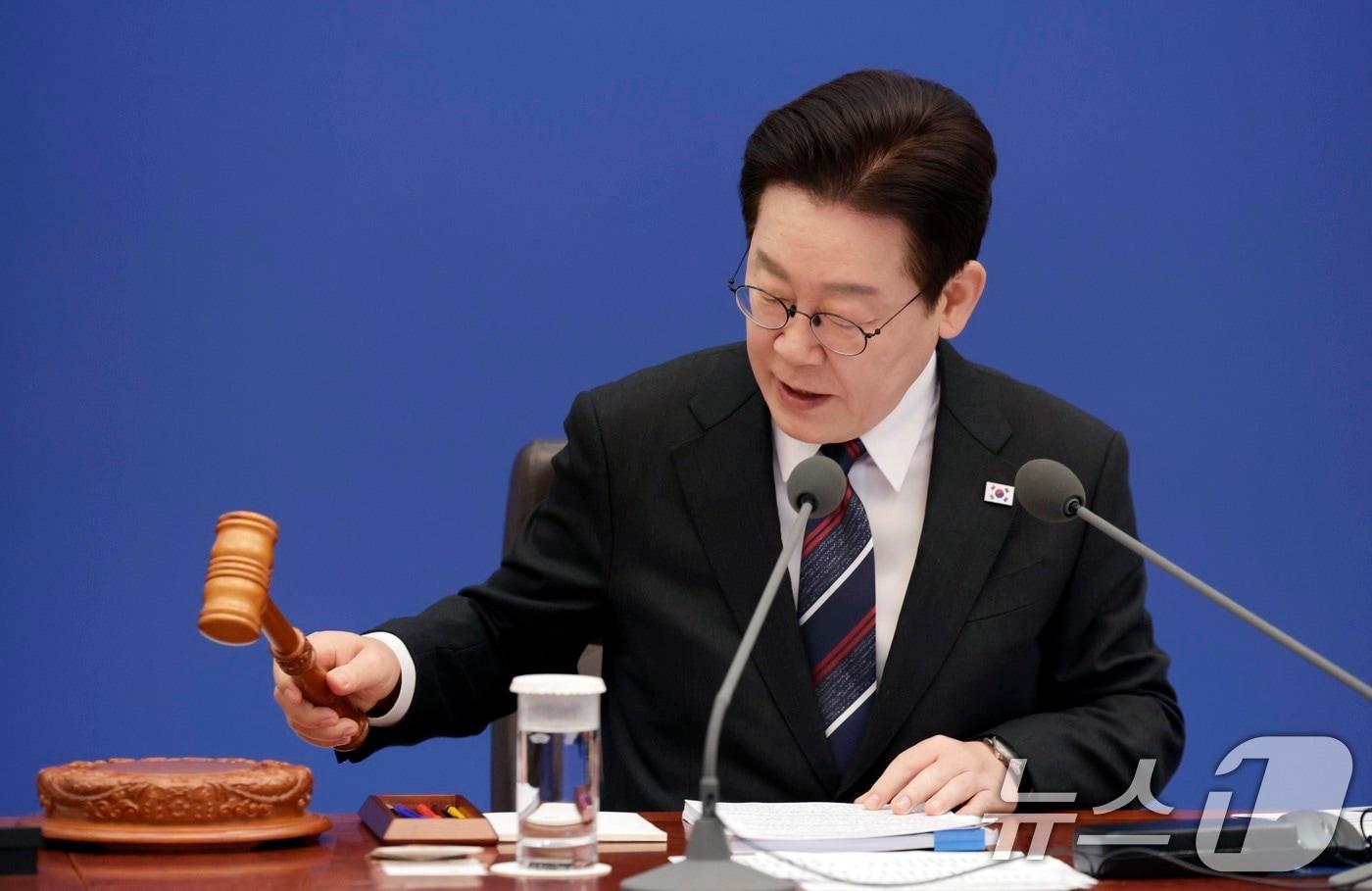 본문 이미지 - 이재명 대통령이 24일 청와대에서 열린 국무회의에서 의사봉을 두드리고 있다. 2026.2.24 ⓒ 뉴스1 허경 기자