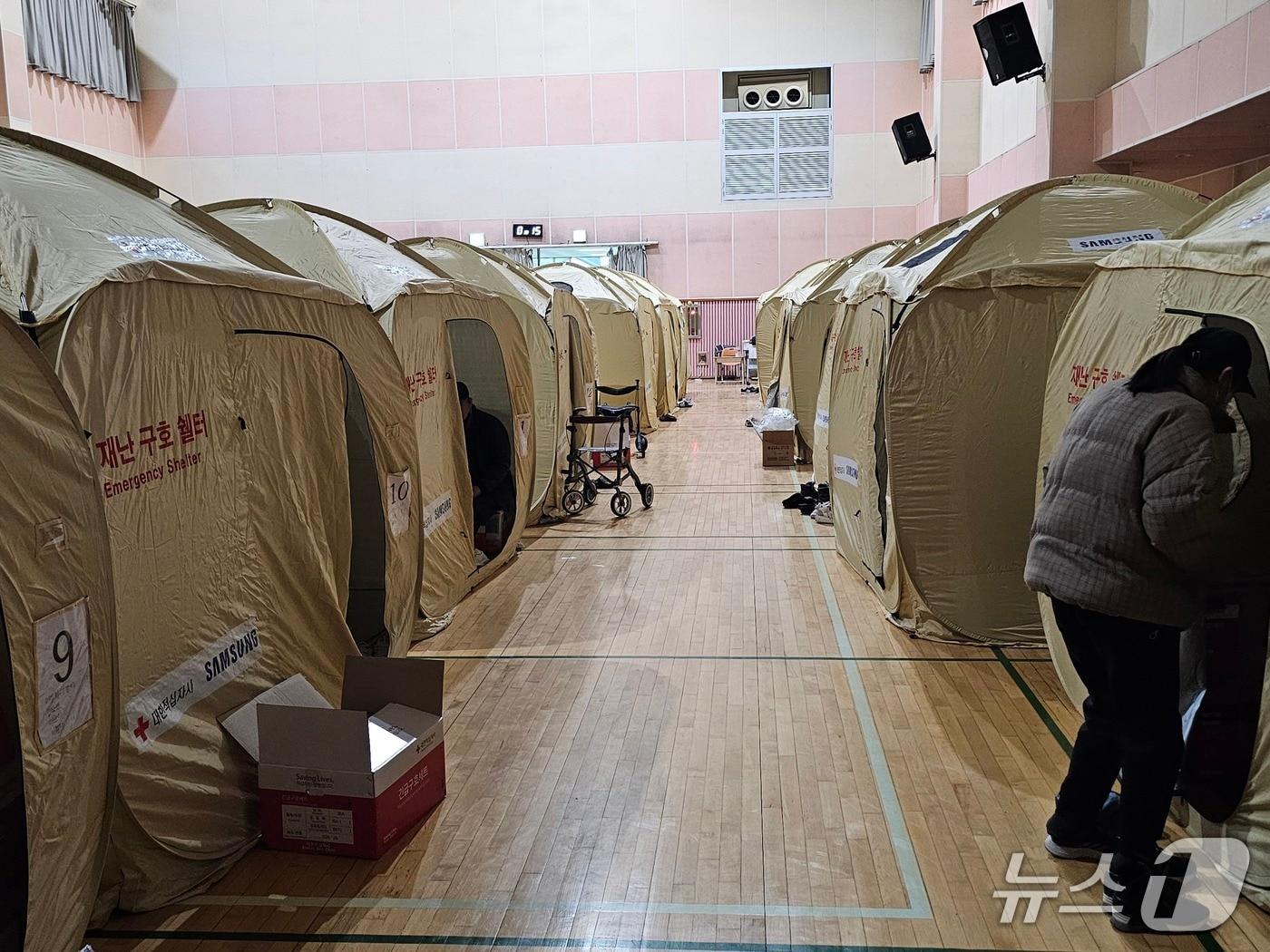 본문 이미지 - 24일 오전 밀양 삼랑진초등학교에 마련된 산불 주민 대피소. 2026.2.24 ⓒ 뉴스1 박민석 기자