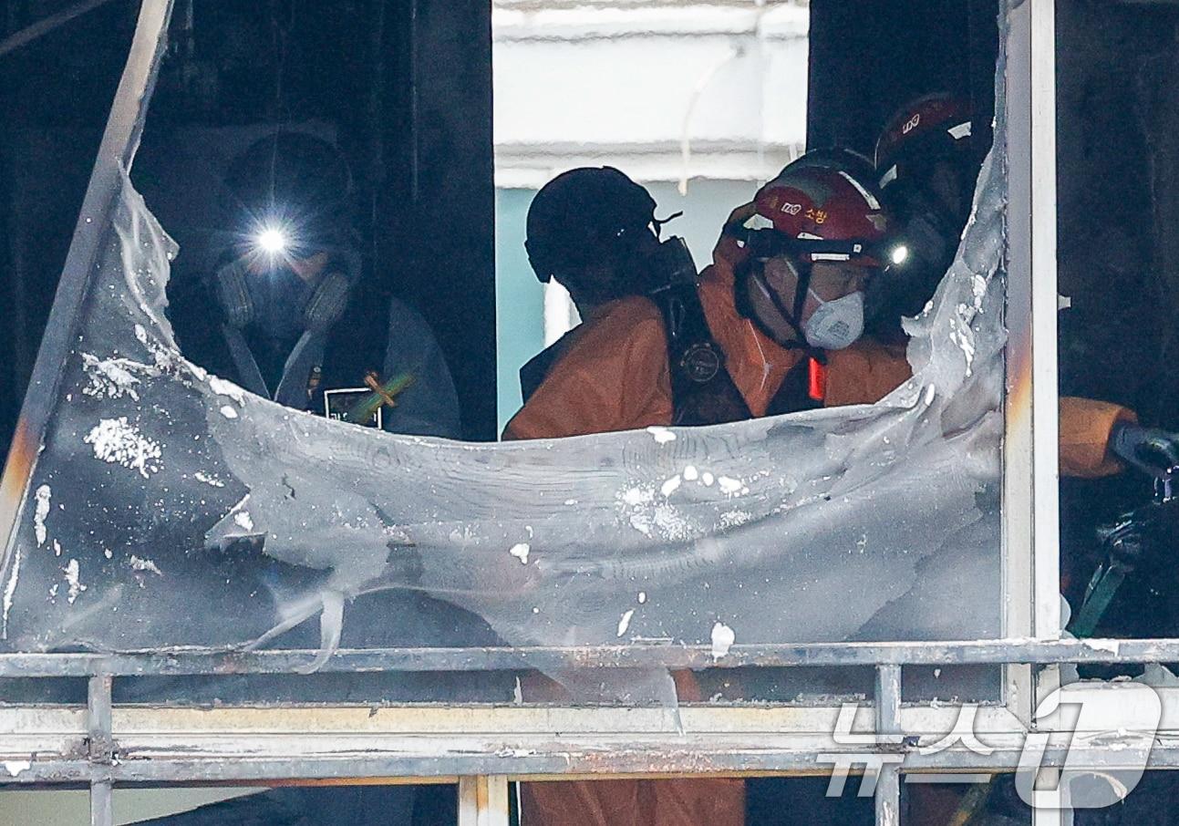 본문 이미지 - 24일 오전 서울 강남구 은마아파트에서 경찰, 소방 관계자들이 화재 원인 조사를 위해 합동 감식을 하고 있다. 소방당국에 따르면 이날 오전 6시 18분쯤 발생한 화재로 10대 여성 1명이 숨지고 3명이 다쳤다. 2026.2.24 ⓒ 뉴스1 안은나 기자