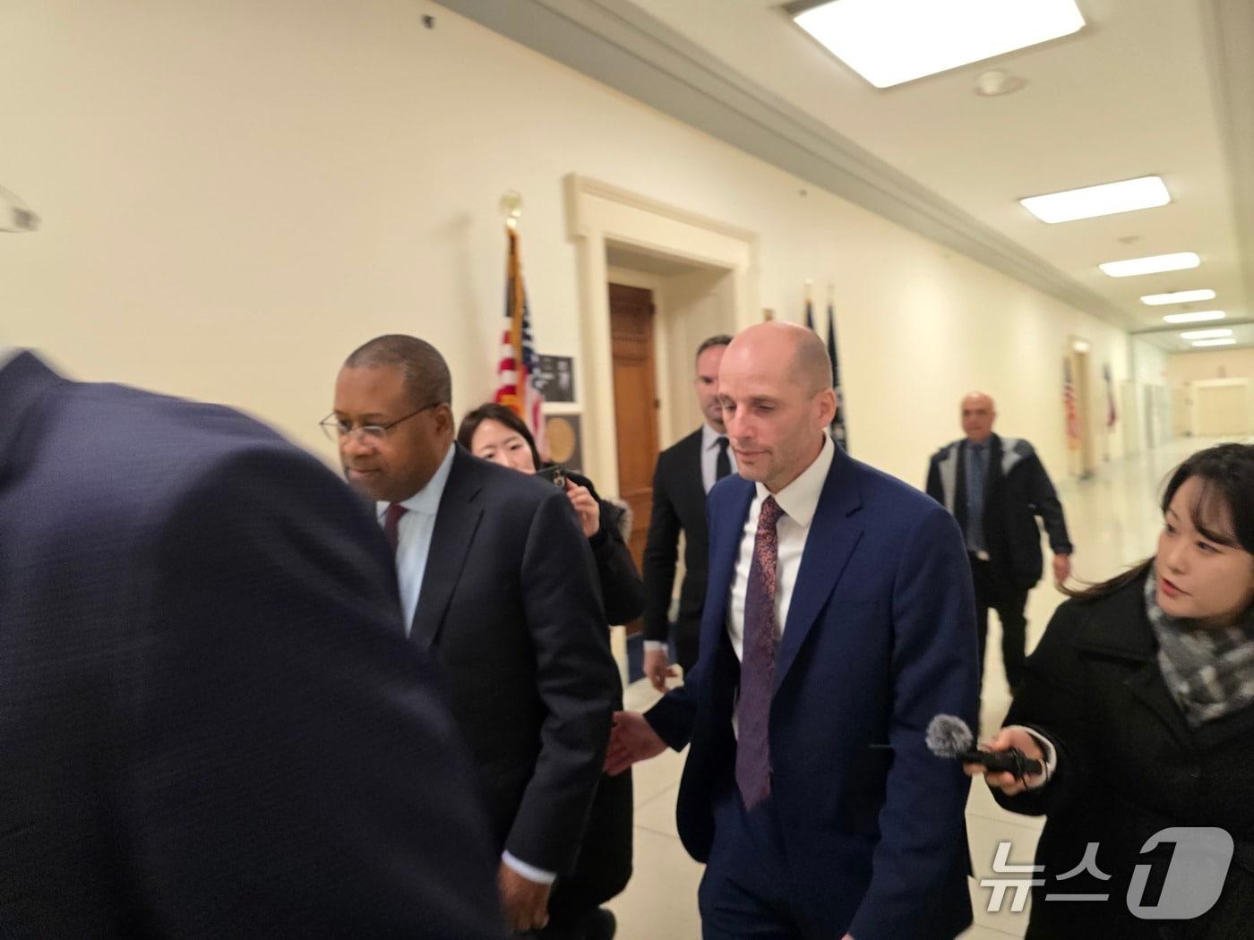 본문 이미지 -  해롤드 로저스 한국 쿠팡 임시대표가 23일(현지시간) 미국 워싱턴DC 연방 의회 의사당에 위치한 레이번 빌딩 하원 법사위 회의장에 증언하기 위해 들어서고 있다. 2026.02.23. ⓒ 뉴스1 류정민 특파원 