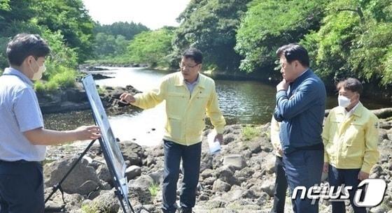 본문 이미지 -  오영훈 제주지사(오른쪽 두번째)가 천미천 현장에서 설명을 듣고 있다./뉴스1