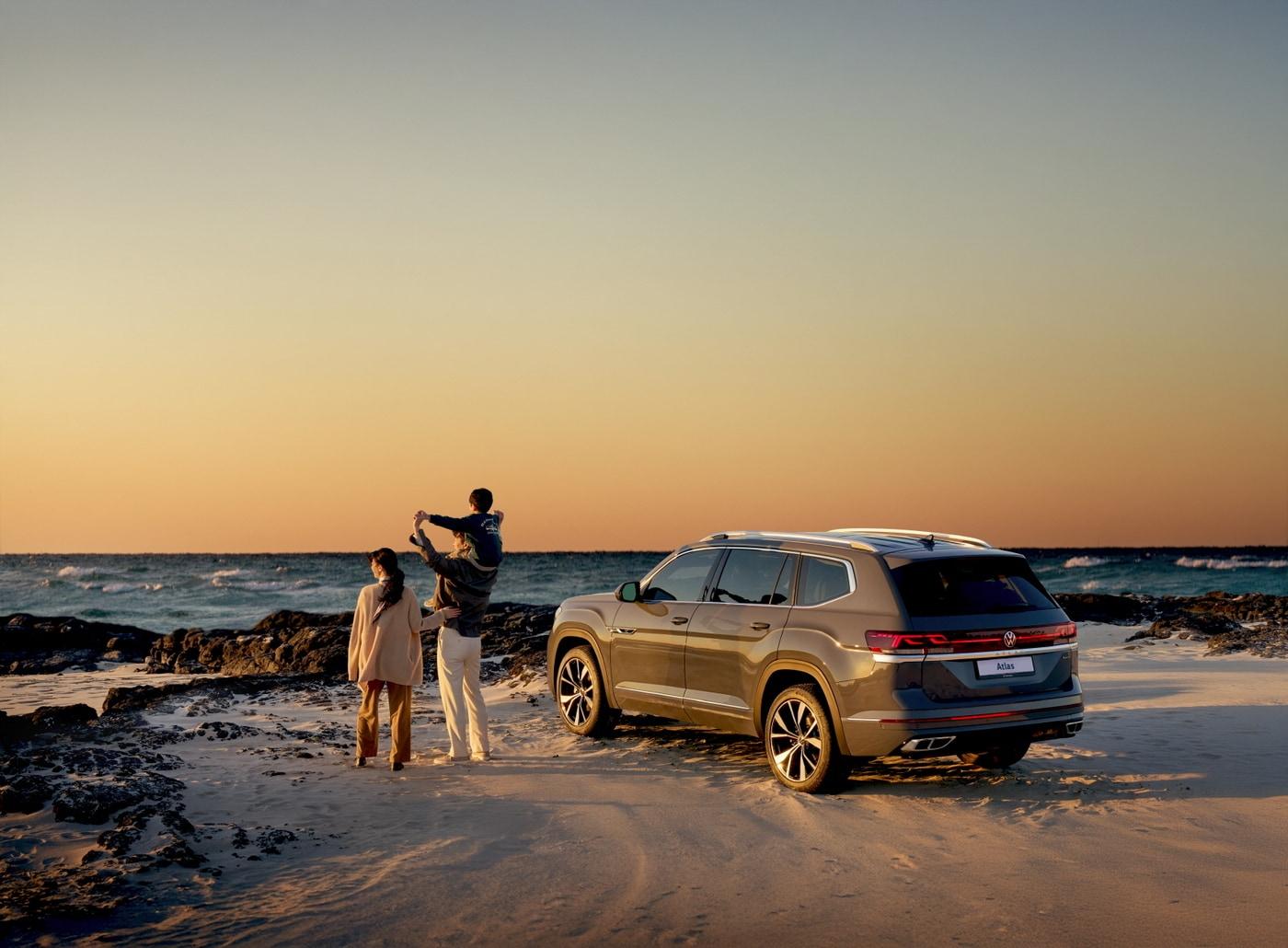 본문 이미지 - 폭스바겐코리아가 전개하는 폭스바겐의 준대형 SUV '아틀라스'의 신규 광고 캠페인 '위대하게 아빠답게, 위대한 패밀리 SUV'의 모습(자료사진. 폭스바겐코리아 제공). 2026.02.24.