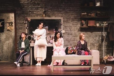 본문 이미지 - 연극 '분장실'의 한 장면.(전주문화재단 제공. 재판매 및 DB 금지)