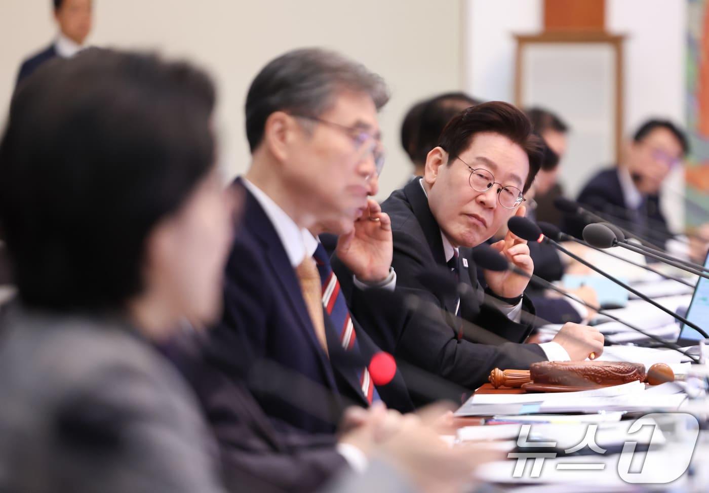 본문 이미지 - 이재명 대통령이 24일 청와대에서 열린 국무회의에서 원민경 성평등가족부 장관의 발언을 듣고 있다. 2026.2.24 ⓒ 뉴스1 허경 기자