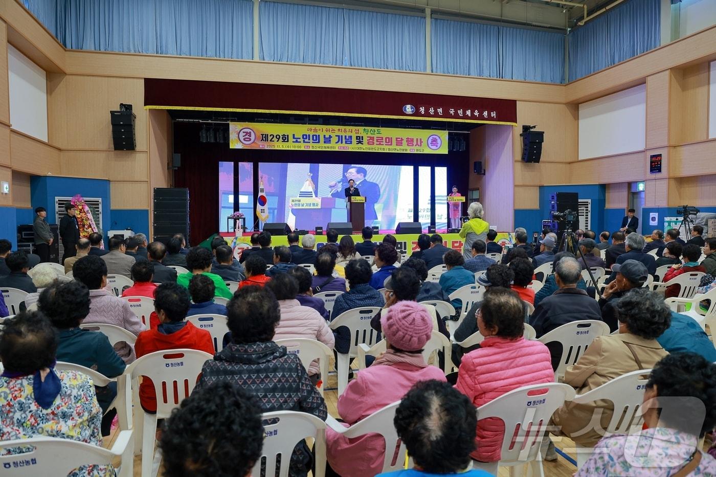 본문 이미지 - 2025 완도군 12개 읍면 순회 노인의 날 기념행사 (완도군 제공. 재판매 및 DB금지) ⓒ 뉴스1 