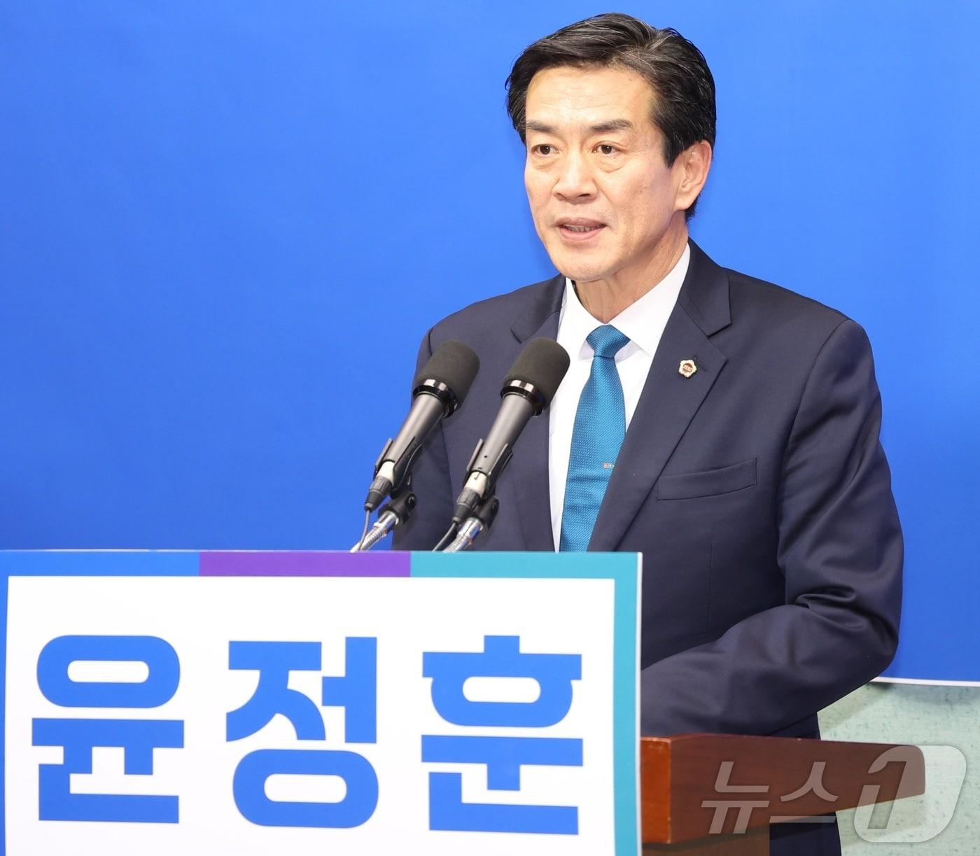 본문 이미지 - 윤정훈 전북도의원이 24일 전북 전주시 전북특별자치도의회에서 기자회견을 열고 무주군수 출마 선언을 하고 있다. 2026.2.24 ⓒ 뉴스1 유경석 기자