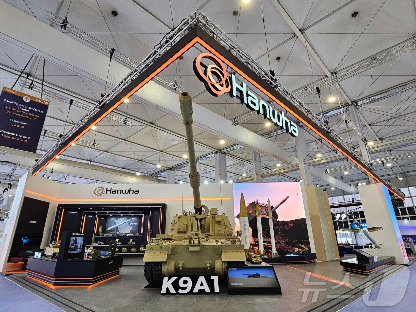 본문 이미지 -  한화 방산 3사의 WDS 2026 통합 전시부스. (한화 제공)