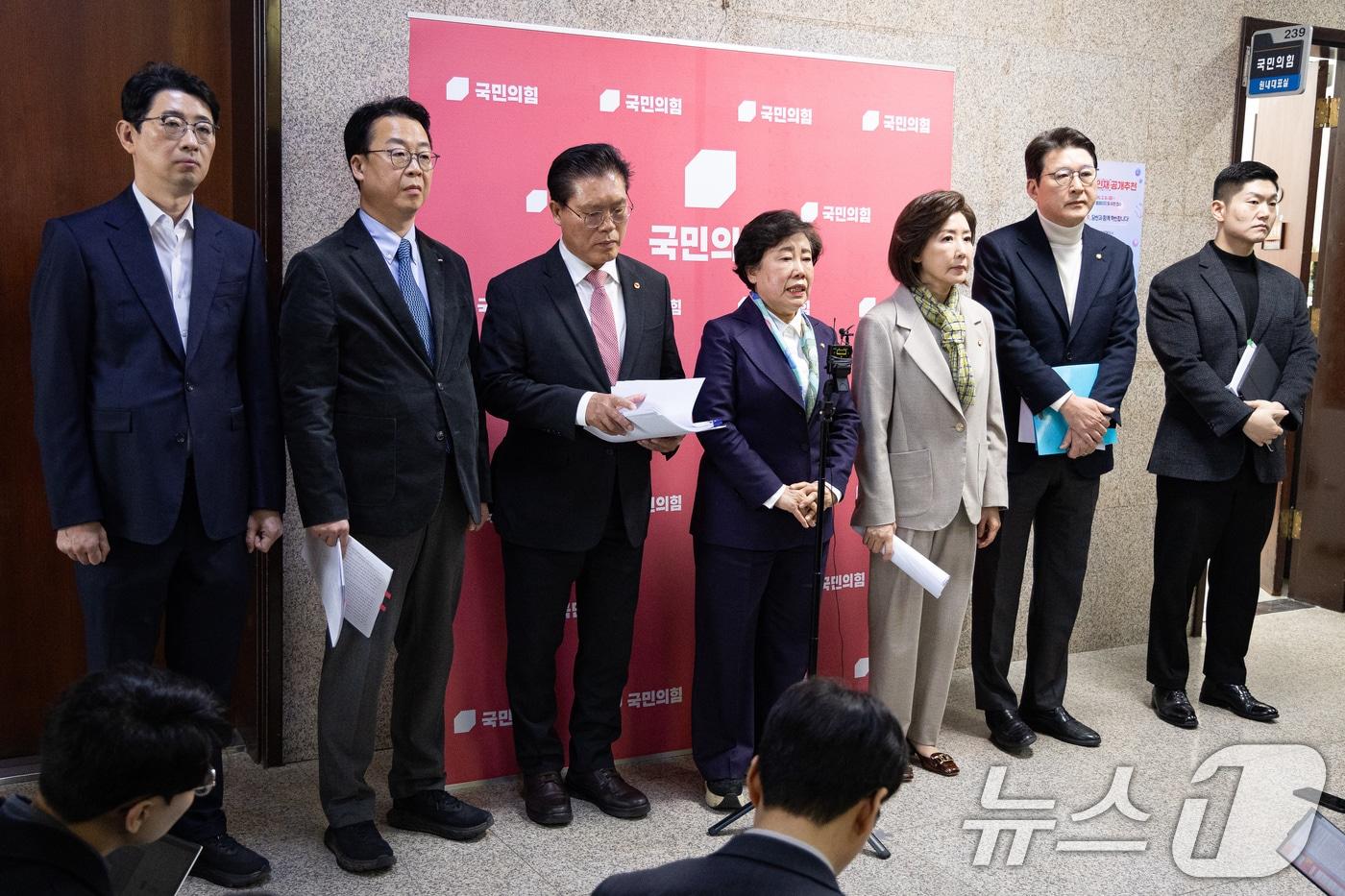 본문 이미지 - 국회 법제사법위원회 국민의힘 위원들이 24일 서울 여의도 국회에서 법사위 상황 관련 기자회견을 하고 있다. 왼쪽부터 주진우, 곽규택, 송석준, 조배숙, 나경원, 신동욱, 김재섭 의원. 2026.2.24 ⓒ 뉴스1 유승관 기자
