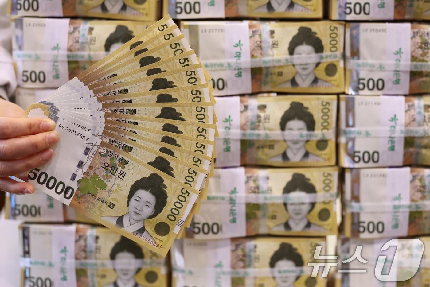 본문 이미지 - 서울 중구 하나은행 위변조대응센터에서 관계자가 원화 5만원권 지폐를 정리하고 있다. 2026.2.24 ⓒ 뉴스1 구윤성 기자