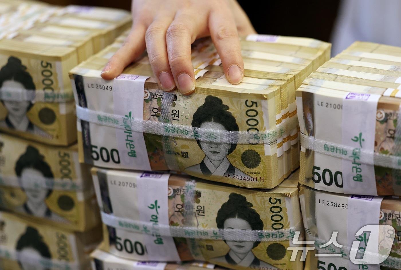 본문 이미지 - 지난달 원화의 실질 가치가 7개월 만에 반등한 것으로 나타난 가운데 24일 오전 서울 중구 하나은행 위변조대응센터에서 관계자가 원화 5만원권 지폐를 정리하고 있다. 이날 한국은행과 국제결제은행(BIS)의 분석에 따르면, 교역 구조와 각국 물가 차이를 반영한 한국의 실질실효환율지수는 올해 1월 기준 86.86(2000년 수준=100)으로 집계됐다. 2026.2.24 ⓒ 뉴스1 구윤성 기자
