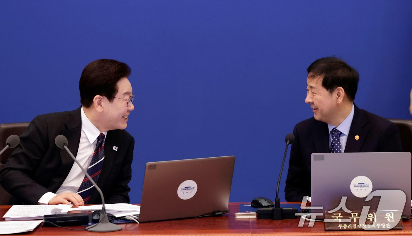 본문 이미지 - 이재명 대통령과 구윤철 부총리 겸 재정경제부 장관이 24일 청와대에서 열린 국무회의에서 대화를 하고 있다. 2026.2.24 ⓒ 뉴스1 허경 기자